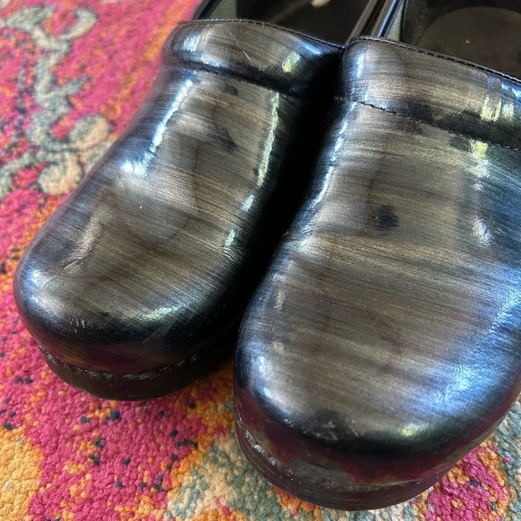 🔥Dansko | Women’s Black/Silver/Midnight Blue Ethereal Striped Leather Clogs sz 8 - Picture 8 of 12